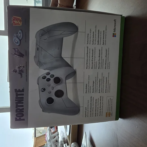 White Xbox Controller with Standard Layout - Picture 3 of 4